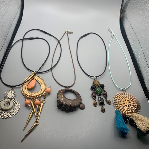 Lot of 5 Assorted Pendant Necklaces MULTICOLORED - Picture 1 of 3